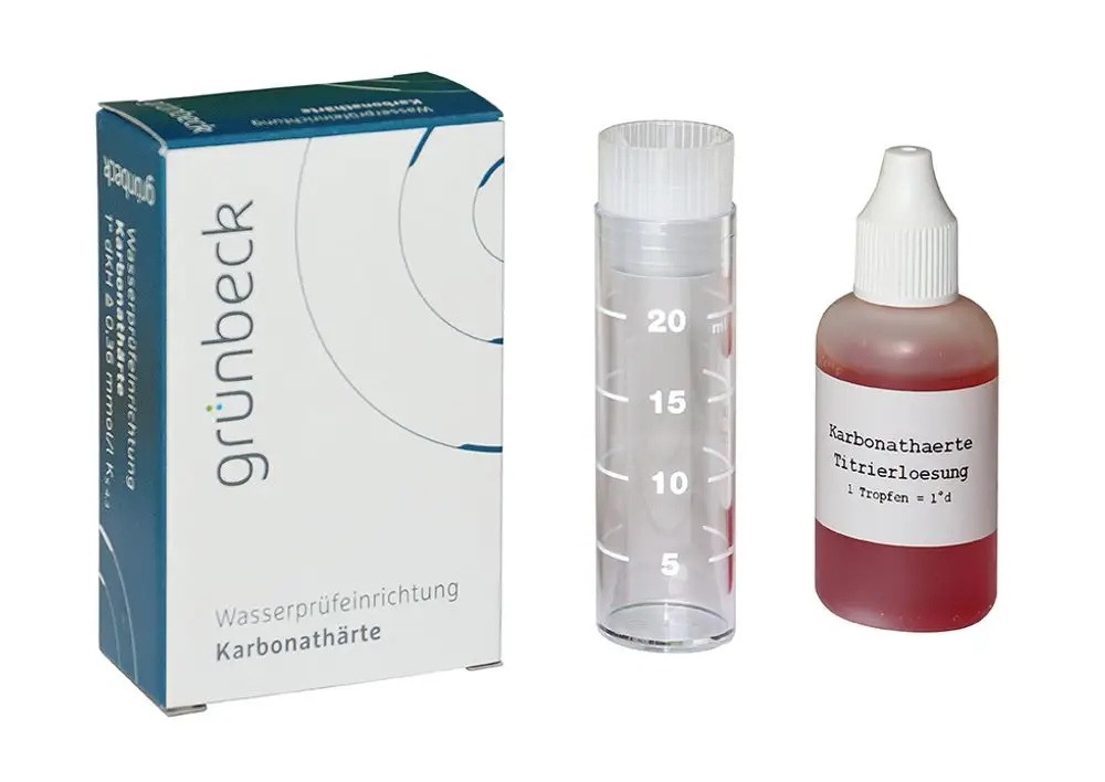 Wasserprüfeinrichtung von Grünbeck zur Bestimmung der Karbonathärte. Enthalten sind ein Messbehälter und eine Titrierlösung in einer Flasche.